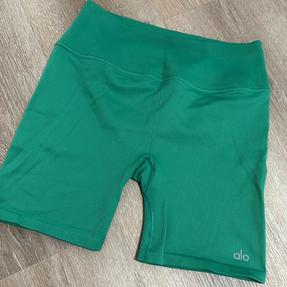 alo lettuce green bike shorts 💚 size medium